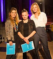Kitti & Joy mit Projektpartnerin Mon Müllerschön ©Foto: Michael McKee